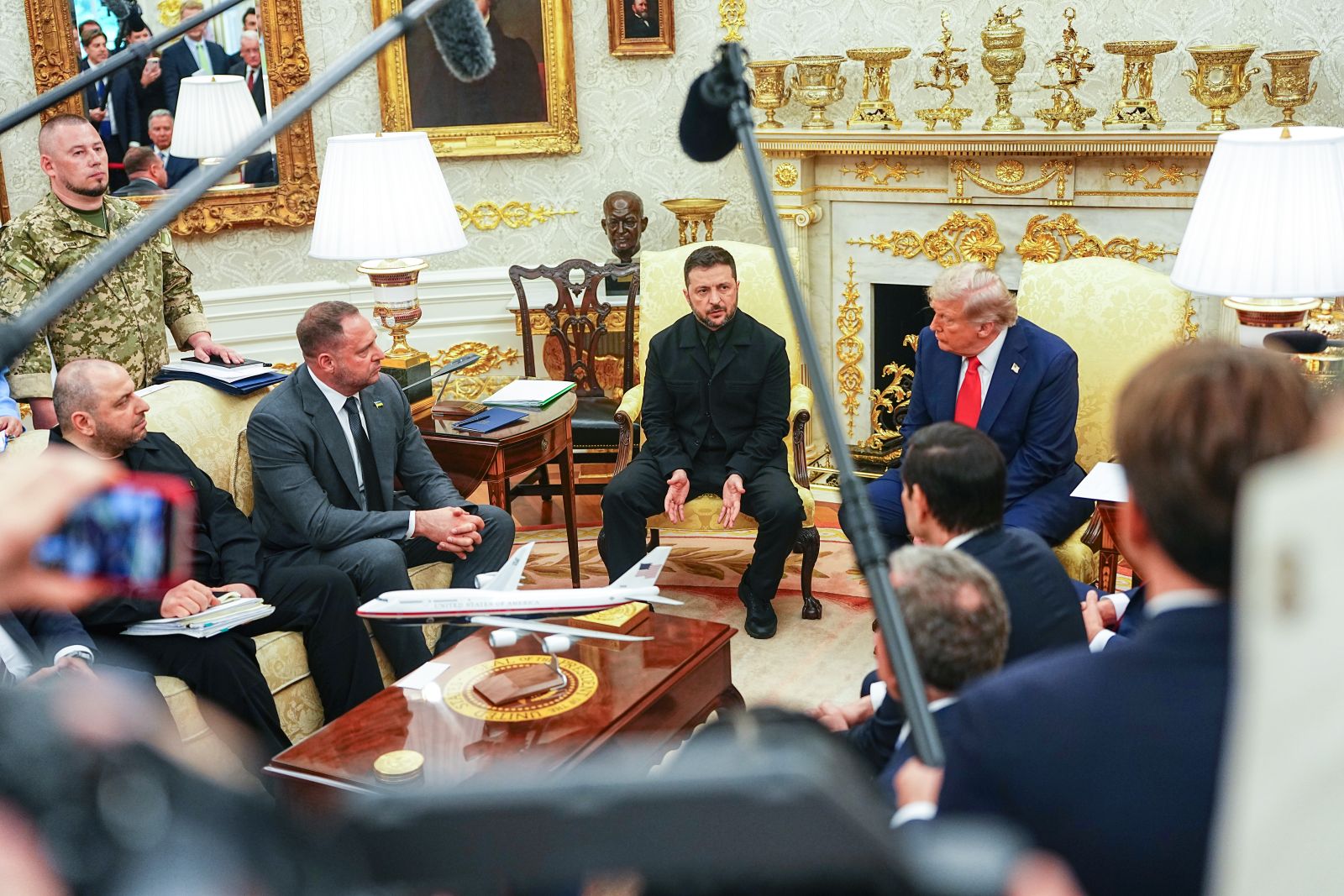 epa12308558 United States President Donald J Trump (R) meets President of Ukraine Volodymyr Zelensky (2R) in the Oval Office of the White House in Washington, DC, USA, 18 August 2025.  European Leaders are at the White House in support of President Zelenskyy following President Trump’s meeting with President Vladimir Putin of Russia in Anchorage, Alaska, USA, on August 15, 2025.  EPA/AARON SCHWARTZ / POOL