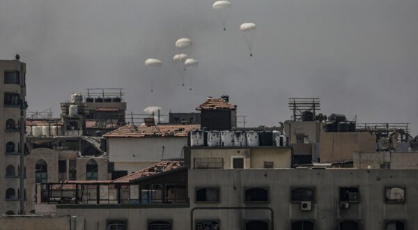 epa12309931 Humanitarian aid is airdropped by the Indonesian Air Force over south Gaza City, 19 August 2025. According to the Palestinian Health Ministry, over 250 people, including more than 100 children, have died from malnutrition in Gaza since aid restrictions were imposed in March 2025.  EPA/MOHAMMED SABER