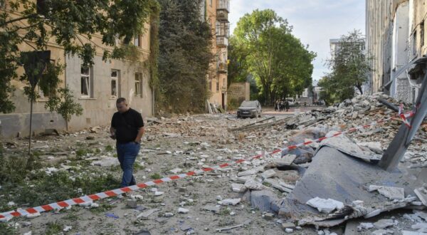 epa12313931 People walk at the site of a Russian strike on a residential area after a massive overnight attack  in Lviv, Ukarine, 21 August 2025, amid the ongoing invasion. One person was killed and at least three others were injured in the western Ukrainian city after Russia launched a large-scale assault involving at least 40 missiles of different types and 574 drones across the country, according to the State Emergency Service.  EPA/MYKOLA TYS