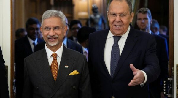 epa12314025 Russia's Foreign Minister Sergei Lavrov (R) and India's Minister of External Affairs Subrahmanyam Jaishankar enter a hall for their talks at Zinaida Morozova's Mansion in Moscow, Russia, 21 August 2025.  EPA/ALEXANDER ZEMLIANICHENKO / POOL