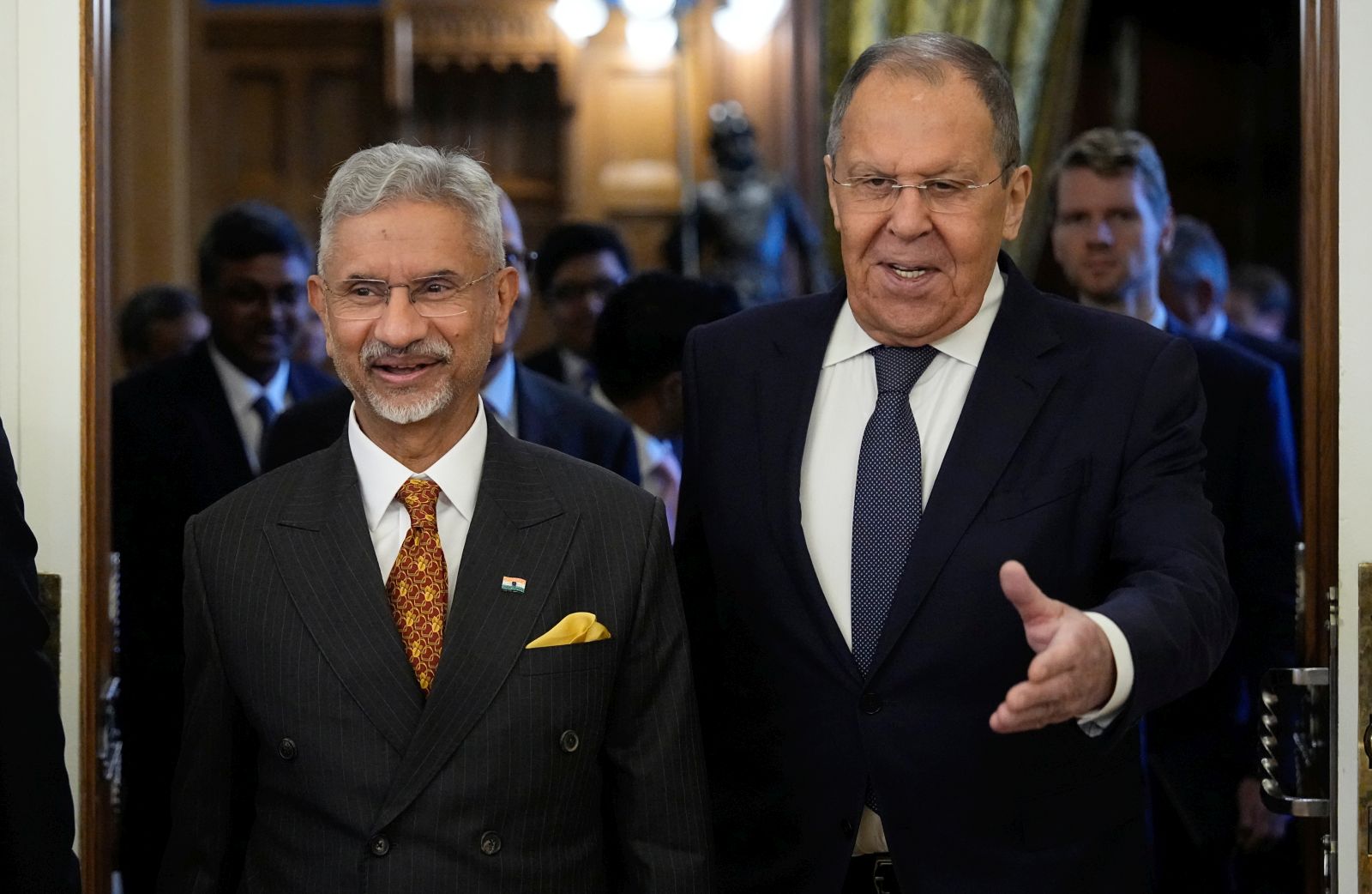 epa12314025 Russia's Foreign Minister Sergei Lavrov (R) and India's Minister of External Affairs Subrahmanyam Jaishankar enter a hall for their talks at Zinaida Morozova's Mansion in Moscow, Russia, 21 August 2025.  EPA/ALEXANDER ZEMLIANICHENKO / POOL