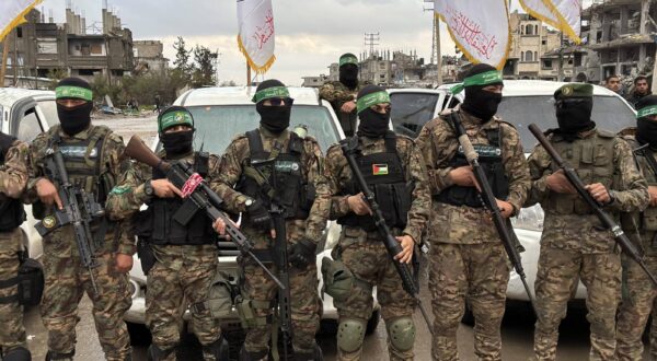 Al-Qassam Brigades, the military wing of Hamas, take security measures as they hand over on Saturday Al-Qassam Brigades, the military wing of Hamas, take security measures as they hand over on Saturday two Israeli hostages to the International Committee of the Red Cross ICRC as part of the seventh exchange under the Jan. 19 ceasefire deal in Rafah, southern Gaza, on February 22, 2025. The two Israeli hostages freed were Tal Shoham, an operative in the Israeli intelligence agency Mossad, and Avera Mengistu, who was captured in 2014 under mysterious circumstances when he entered Gaza. Photo by Doaa el-Baz apaimages Rafah Gaza Strip Palestinian Territory 220225_Rafah_DB_007 Copyright: xapaimagesxDoaaxel-Bazxapaimagesx Photo: IMAGO/Doaa el-Baz apaimages/IMAGOSTOCK&PEOPLE