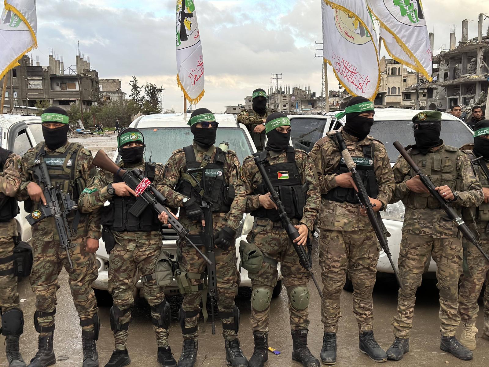 Al-Qassam Brigades, the military wing of Hamas, take security measures as they hand over on Saturday Al-Qassam Brigades, the military wing of Hamas, take security measures as they hand over on Saturday two Israeli hostages to the International Committee of the Red Cross ICRC as part of the seventh exchange under the Jan. 19 ceasefire deal in Rafah, southern Gaza, on February 22, 2025. The two Israeli hostages freed were Tal Shoham, an operative in the Israeli intelligence agency Mossad, and Avera Mengistu, who was captured in 2014 under mysterious circumstances when he entered Gaza. Photo by Doaa el-Baz apaimages Rafah Gaza Strip Palestinian Territory 220225_Rafah_DB_007 Copyright: xapaimagesxDoaaxel-Bazxapaimagesx Photo: IMAGO/Doaa el-Baz apaimages/IMAGOSTOCK&PEOPLE