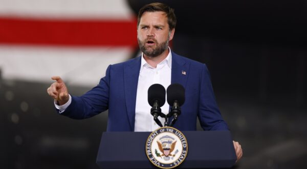 epa12298034 US Vice President JD Vance addresses US troops stationed at the Royal Air Force (RAF) Base Fairford in Britain, 13 August 2025. RAF Fairford is home to US troops from the US Air Force's 501st Combat Support Wing and the 99th Expeditionary Reconnaissance Squadron. Vance has been on a private holiday to the UK with his family.  EPA/TOLGA AKMEN