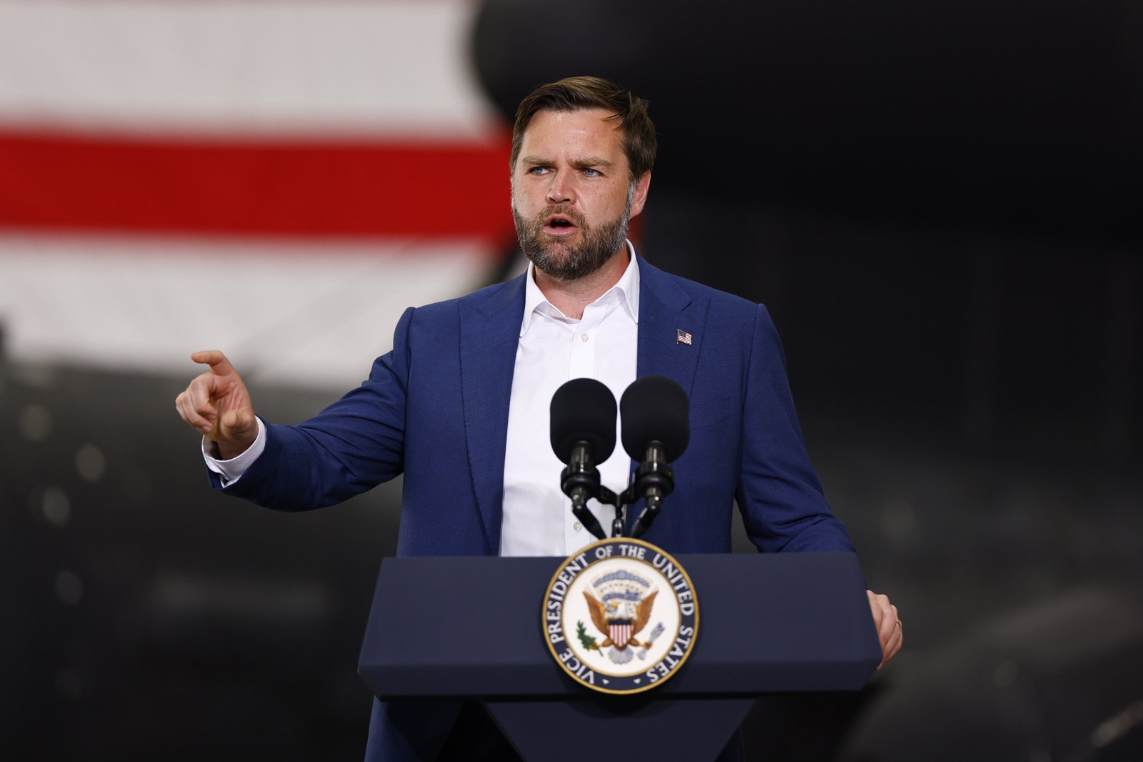 epa12298034 US Vice President JD Vance addresses US troops stationed at the Royal Air Force (RAF) Base Fairford in Britain, 13 August 2025. RAF Fairford is home to US troops from the US Air Force's 501st Combat Support Wing and the 99th Expeditionary Reconnaissance Squadron. Vance has been on a private holiday to the UK with his family.  EPA/TOLGA AKMEN