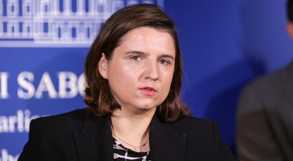 26.06.2025., Zagreb - Zastupnici Mozemo! Damir Bakic, Sandra Bencic i Jelena Milos odrzali su konferenciju za medije s temom najava aktivnosti Kluba: sjednica Odbora za europske poslove i predstavljanje Programa rada Europske komisije za 2025. godinu te Konacni prijedlog zakona o mirovinskom osiguranju. Photo: Luka Stanzl/PIXSELL