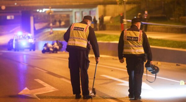 13.11.2023., Karlovac - U naletu policajca na motoru na pjesaka koji je nepropisno prelazio cestu u Macekovoj ulici smrtno je stradao pjesak. Nesreca se dogodila oko 17 sati u sredistu grada. Policijski ocevid na mjestu nesrece. Photo: Kristina Stedul Fabac/PIXSELL