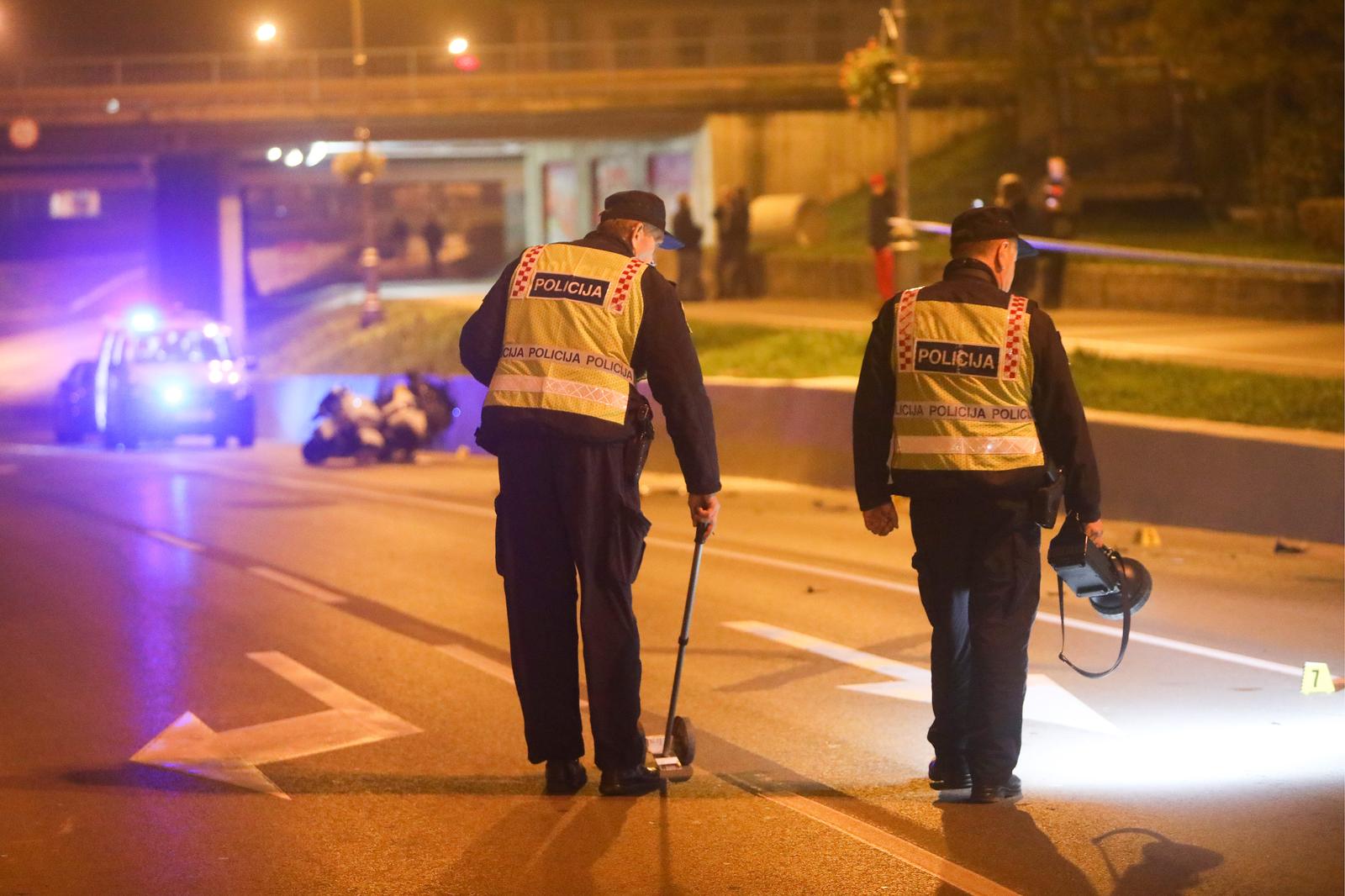 13.11.2023., Karlovac - U naletu policajca na motoru na pjesaka koji je nepropisno prelazio cestu u Macekovoj ulici smrtno je stradao pjesak. Nesreca se dogodila oko 17 sati u sredistu grada. Policijski ocevid na mjestu nesrece. Photo: Kristina Stedul Fabac/PIXSELL