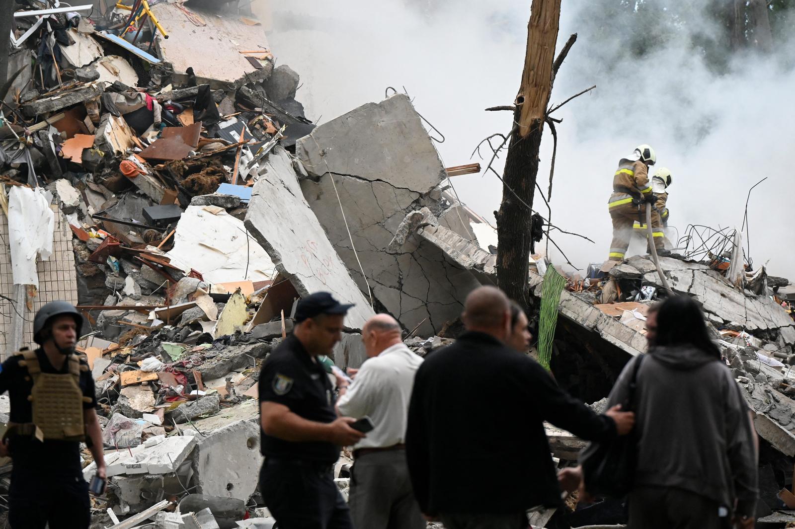 Firefighters put out fires on the ruins of a section of a nine-storey apartment block in the Sviatoshynskyi district destroyed by the Russian missile and drone attack on Kyiv, July 31, 2025. Six people have died in the capital, including a six-year-old boy and his mother, and dozens of people are injured. Photo by Danylo Antoniuk/Ukrinform/ABACAPRESS.COM Photo: Ukrinform/ABACA/ABACA