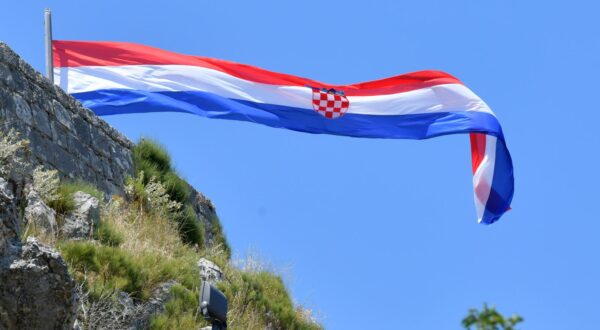 04.07.2025., Knin - Hrvatska zastava na vrhu Kninske tvrdjave. Photo: Hrvoje Jelavic/PIXSELL
