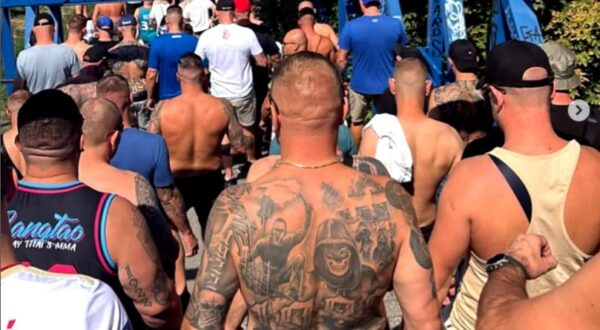 Poljski huliganu od jutra divljaju po centru Beograda, a razbili su nekoliko izloga Foto: Instagram/polish hooligans