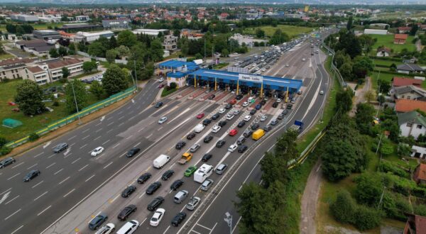 24.06.2023., Zagreb - Zracna fotografija prometne guzve na naplatnoj postaji Lucko u oba smjera. Photo: Slaven Branislav Babic/PIXSELL