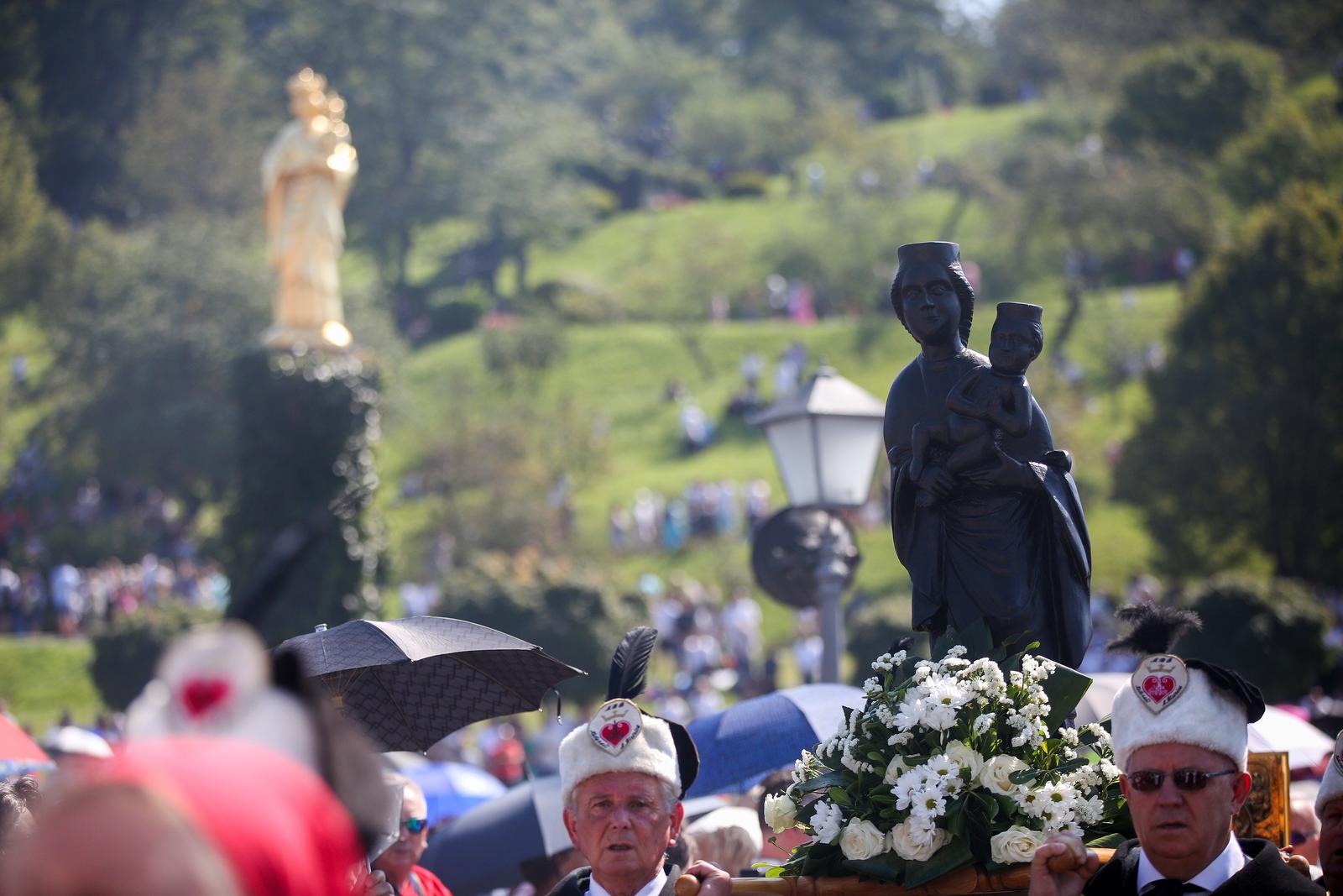 15.08.2023., Marija Bistrica - Zagrebacki nadbiskup mons. Drazen Kutlesa predvodio je proslavu svetkovine  Uznesenja Blazena Djevice Marije na Nebo - Velike Gospe u crkvi na otvorenome Nacionalnog svetista Make Bozje Bistricke Photo: Zeljko Hladika/PIXSELL