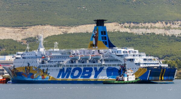 Split, 31.07.2025. - Brod Moby Drea u pratnji četiri remorkera uplovio je u Brodosplit. Radi se o brodu u kojem se nalazi oko 350 tona azbesta kojeg bi radnici Brodosplita trebali ukloniti.
foto HINA/ Miroslav Lelas/ lm