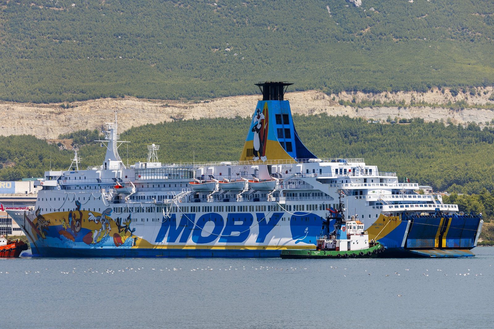 Split, 31.07.2025. - Brod Moby Drea u pratnji četiri remorkera uplovio je u Brodosplit. Radi se o brodu u kojem se nalazi oko 350 tona azbesta kojeg bi radnici Brodosplita trebali ukloniti.
foto HINA/ Miroslav Lelas/ lm