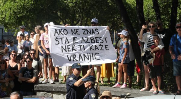 01.08.2025., Split - Gradjani okupljeni pred Banovinom prosvjedovali protiv dolaska broda Moby Drea s azbestom koji se iz njega treba ukloniti  u Brodosplit traze da se ispitaju sve okolnosti i zabrani svaki rad dok se sve ne ispita i na kraju da se brod  ukloni iz grada. Photo: Ivo Cagalj/PIXSELL