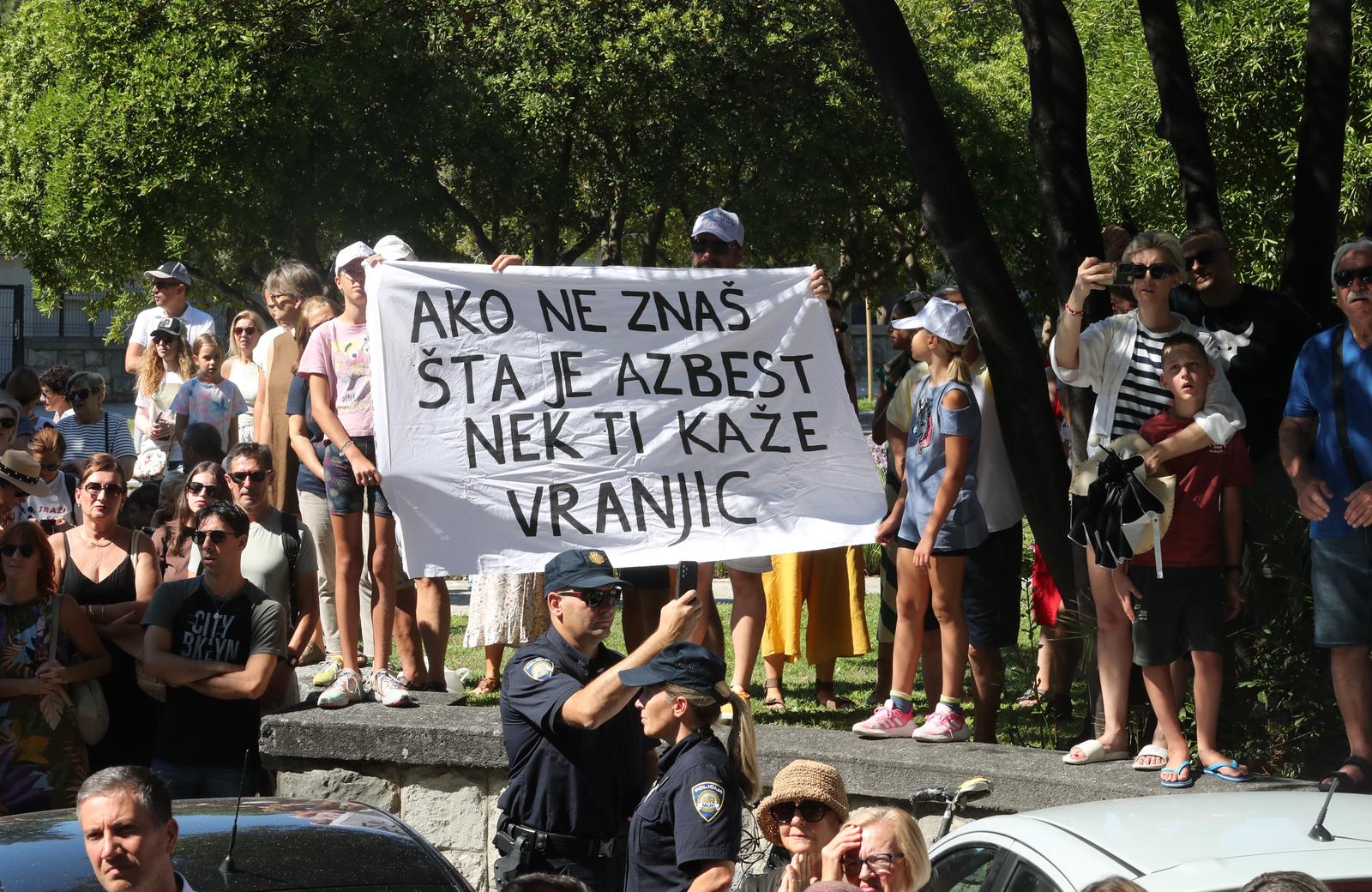 01.08.2025., Split - Gradjani okupljeni pred Banovinom prosvjedovali protiv dolaska broda Moby Drea s azbestom koji se iz njega treba ukloniti  u Brodosplit traze da se ispitaju sve okolnosti i zabrani svaki rad dok se sve ne ispita i na kraju da se brod  ukloni iz grada. Photo: Ivo Cagalj/PIXSELL