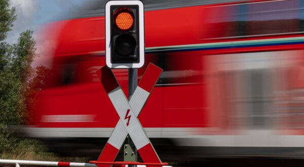 Vorbeifahrender Regionalzug am aktiven Bahnübergang 28.07.25, Brechen: Symbolfoto, Illustrationsbild, Symbolbild, Illustrationsfoto, Alltagsszene Ein roter Doppelstock-Regionalzug mit leichtem Bewegungsunschärfe-Effekt fährt an einem roten Warnsignal und Andreaskreuz vorbei. Die Aufnahme betont Geschwindigkeit und Dynamik im ländlichen Bahnverkehr, während die Schranke unten und der Signalpfosten im Vordergrund stehen Brechen Hessen Deutschland *** Passing regional train at active level crossing 28 07 25, Brechen Symbol photo, illustration image, symbol image, illustration photo, everyday scene A red double-decker regional train with a slight motion blur effect passes a red warning signal and St. Andrews cross The shot emphasizes sp Copyright: xThorstenxWagnerx Photo: IMAGO/Thorsten Wagner/IMAGOSTOCK&PEOPLE