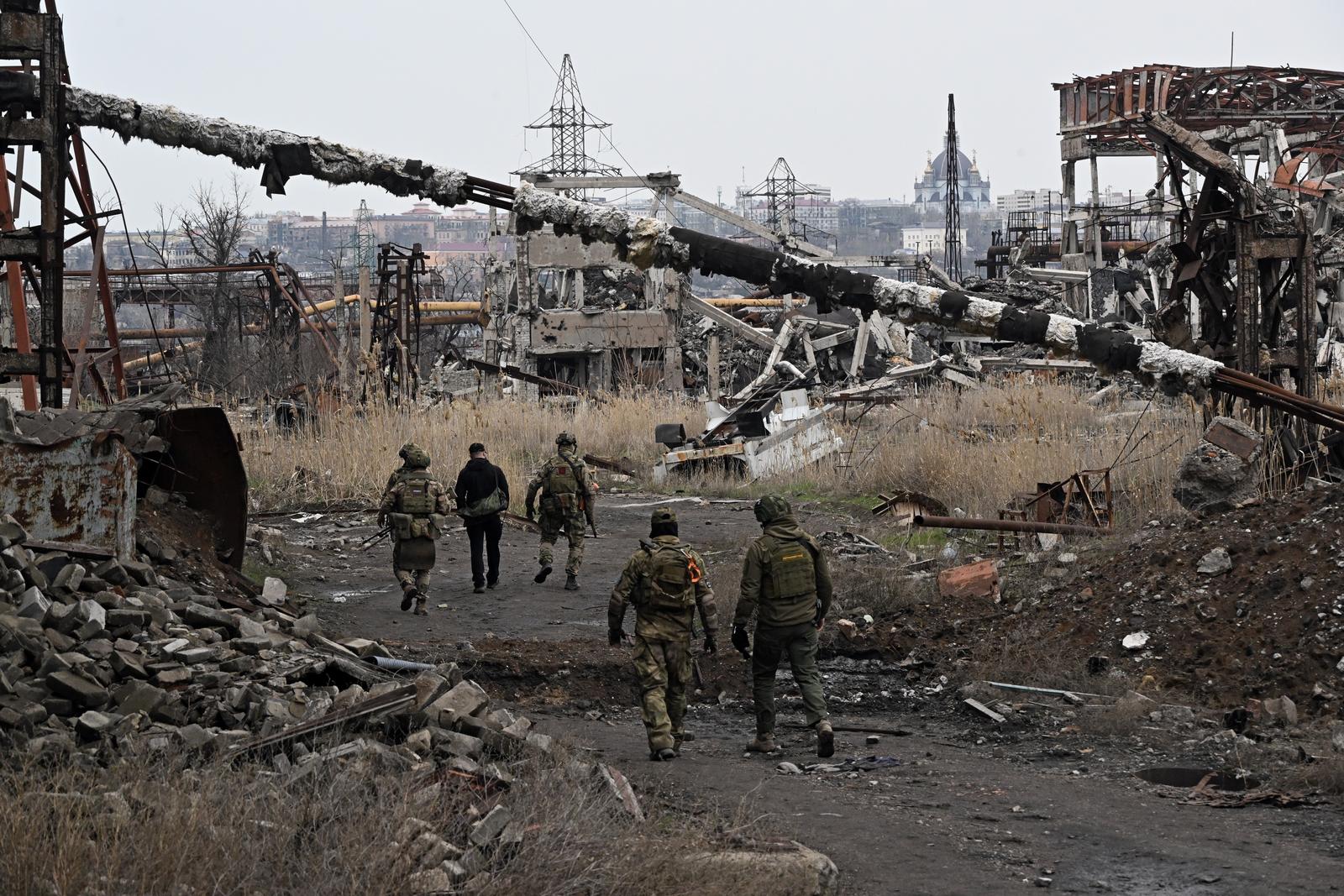 Employees of the first department for the investigation of particularly important cases of the Investigative Directorate of the Investigative Committee of Russia for the DPR in cooperation with military personnel of the intelligence unit of the National Guard of the Russian Federation after carrying out a set of investigative actions on the territory of the location of the Azov brigade (recognized as a terrorist organization and banned in the Russian Federation), located on the territory of the Azovstal metallurgical plant.
Credit: Anatoliy Zhdanov/Kommersant Photo/Sipa USA Photo: Kommersant Photo Agency/SIPA USA