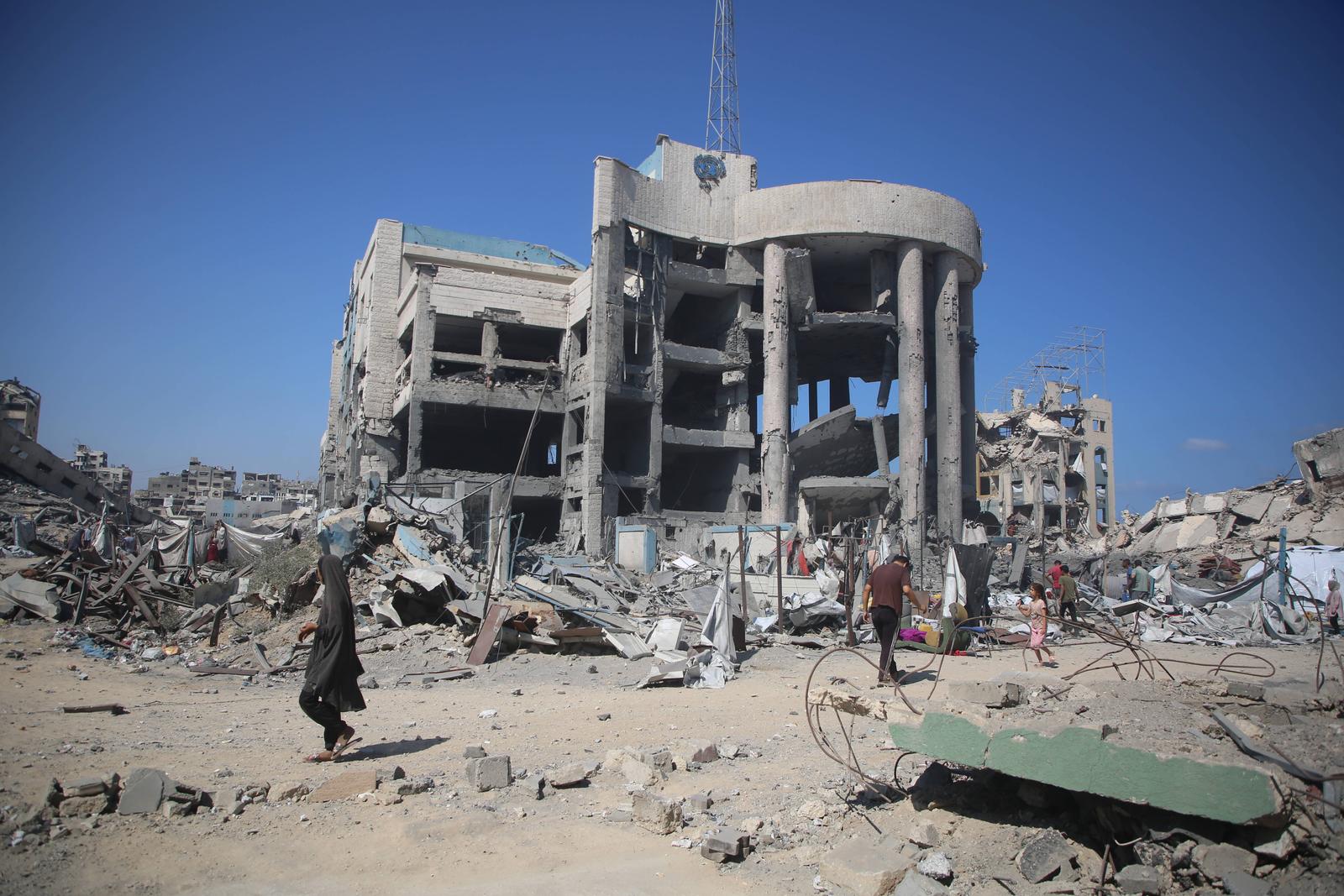 Palestinians, living at a schooll, gather to inspect the site after Israeli forces hit a health facility belonging to the United Nations Relief and Works Agency for Palestine Refugees Palestinians, living at a schooll, gather to inspect the site after Israeli forces hit a health facility belonging to the United Nations Relief and Works Agency for Palestine Refugees in the Near East UNRWA, located in the Sheikh Ridwan neighborhood in Gaza City, Gaza on August 06, 2025. It has been reported that there are casualties and injuries following the attack. Photo by Omar Ashtawy apaimages Gaza city Gaza Strip Palestinian Territory 060825_Gaza_OSH_1_007 Copyright: xapaimagesxOmarxAshtawyxxapaimagesx Photo: IMAGO/Omar Ashtawy  apaimages/IMAGOSTOCK&PEOPLE