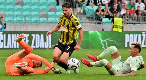 Ljubljana, Slovenia, July 8th 2025: Jorginho of Kairat Almaty (C) in action against Gal Lubej Fink of Olimpija Ljubljana (L) during the UEFA Champions League, First qualifying round, 1st leg, match between Olimpija Ljubljana and Kairat Almaty at Stadium Stozice, Ljubljana, Slovenia.  (Igor Kupljenik / SPP) (Photo by Igor Kupljenik / SPP/Sipa USA) Photo: Sports Press Photo/SIPA USA