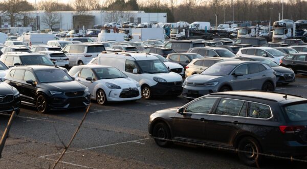 Pkw, Neuwagen, hinter Stacheldraht, Strafzoelle, Import, stehen auf Halde, verschiedener Fabrikate, stehen auf einem Parkplatz am Pkw Verteilzentrum Essen, Uebersicht, Feature, Symbolfoto, Randmotiv, Autokauf, kaufen, Autohaus, Autos, Angebot,PKW, am 09.03.2025 in Essen *** Cars, new cars, behind barbed wire, penalty cells, import, stand on stockpile, different makes, stand on a parking lot at the car distribution center Essen, overview, feature, symbol photo, border motif, car purchase, buy, car dealership, cars, offer, cars, on 09 03 2025 in Essen Photo: IMAGO/Malte Ossowski/Sven Simon/IMAGOSTOCK&PEOPLE