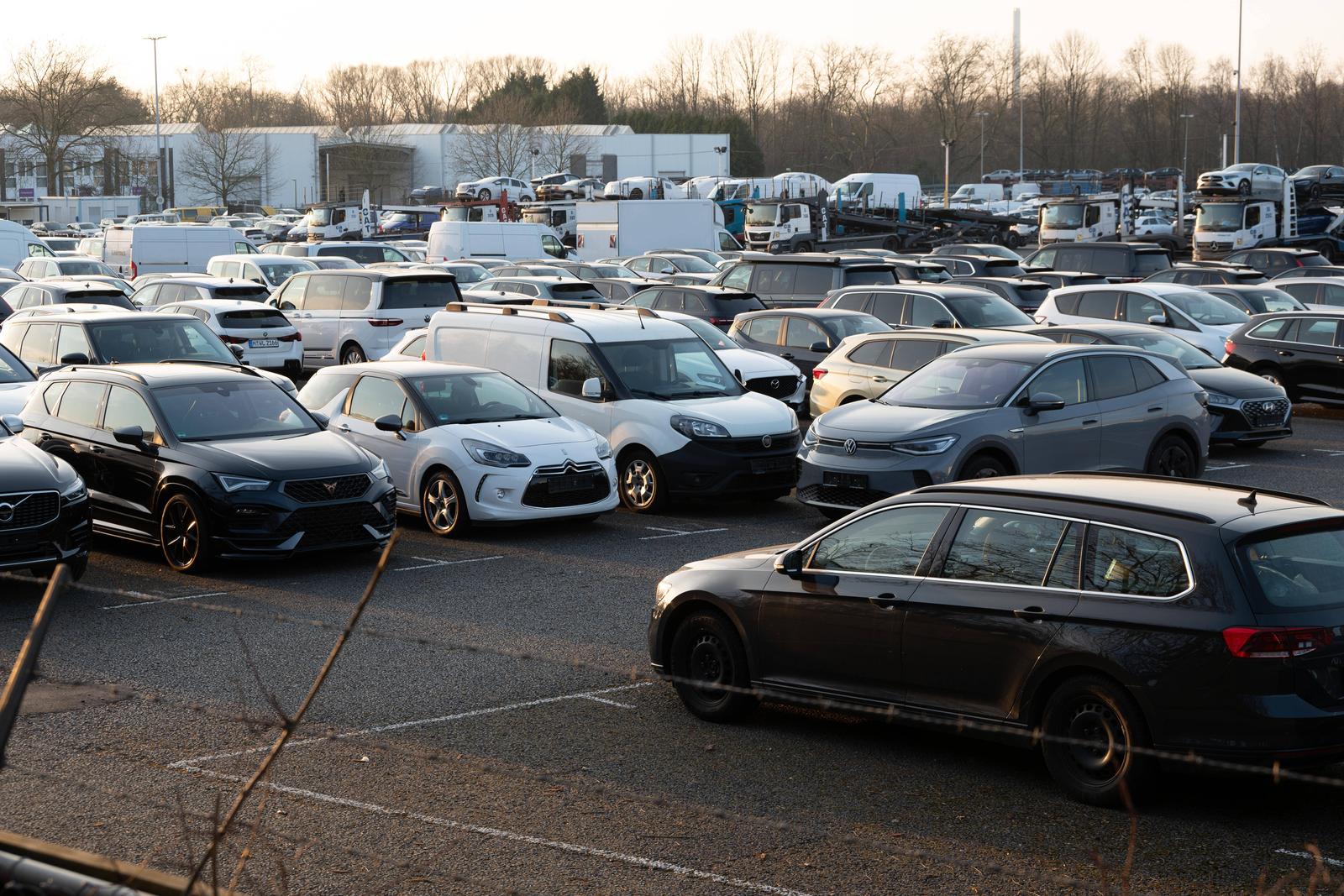 Pkw, Neuwagen, hinter Stacheldraht, Strafzoelle, Import, stehen auf Halde, verschiedener Fabrikate, stehen auf einem Parkplatz am Pkw Verteilzentrum Essen, Uebersicht, Feature, Symbolfoto, Randmotiv, Autokauf, kaufen, Autohaus, Autos, Angebot,PKW, am 09.03.2025 in Essen *** Cars, new cars, behind barbed wire, penalty cells, import, stand on stockpile, different makes, stand on a parking lot at the car distribution center Essen, overview, feature, symbol photo, border motif, car purchase, buy, car dealership, cars, offer, cars, on 09 03 2025 in Essen Photo: IMAGO/Malte Ossowski/Sven Simon/IMAGOSTOCK&PEOPLE