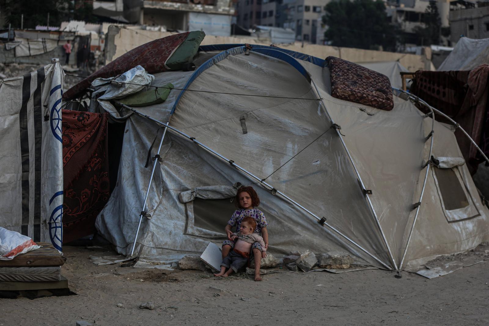 A view of makeshift tent camps as Palestinians, deprived of basic necessities such as shelter, food, and clean water A view of makeshift tent camps as Palestinians, deprived of basic necessities such as shelter, food, and clean water, struggle to survive in harsh living conditions in Gaza, on August 11, 2025. Photo by Omar Ashtawy apaimages Gaza city Gaza Strip Palestinian Territory 110825_Gaza_OSH_5_0018 Copyright: xapaimagesxOmarxAshtawyxxapaimagesx Photo: IMAGO/Omar Ashtawy  apaimages/IMAGOSTOCK&PEOPLE