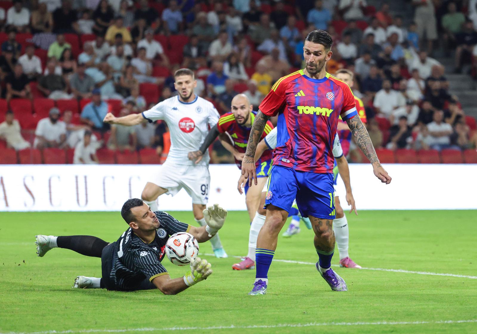 UEFA Europa Conference League Dinamo City vs Hajduk Split Goalkeeper Aldo Teqja of Dinamo City and Marko Livaja of Hajduk Split during the third qualifying round, 2nd leg UEFA Europe Conference League soccer match between Dinamo City and Hajduk Split at Arena Kombetare Stadium in Tirana, Albania on August 14, 2025. Armando Babani/ Tirana Albania Copyright: xMatrixxImages/ArmandoxBabanix Photo: IMAGO/Matrix Images/Armando Babani/IMAGOSPORT