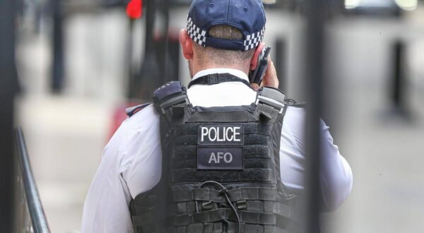 London, England, Großbritannien, 17.07.2025: Downing Street No. 10: Britischer Polizist *** London, England, Great Britain, 17 07 2025 Downing Street No 10 British police officer Copyright: xdtsxNachrichtenagenturx dts_76444 Photo: IMAGO/dts Nachrichtenagentur/IMAGOSTOCK&PEOPLE
