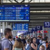 Hauptbahnhof Stuttgart. Viele Reisenden am Bahnsteig. // 18.08.2025: Stuttgart, Baden-Württemberg, Deutschland *** Stuttgart main station Many travelers on platform 18 08 2025 Stuttgart, Baden Württemberg, Germany Photo: IMAGO/Arnulf Hettrich/IMAGOSTOCK&PEOPLE