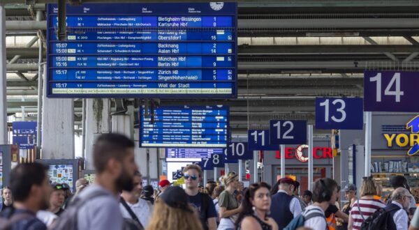 Hauptbahnhof Stuttgart. Viele Reisenden am Bahnsteig. // 18.08.2025: Stuttgart, Baden-Württemberg, Deutschland *** Stuttgart main station Many travelers on platform 18 08 2025 Stuttgart, Baden Württemberg, Germany Photo: IMAGO/Arnulf Hettrich/IMAGOSTOCK&PEOPLE