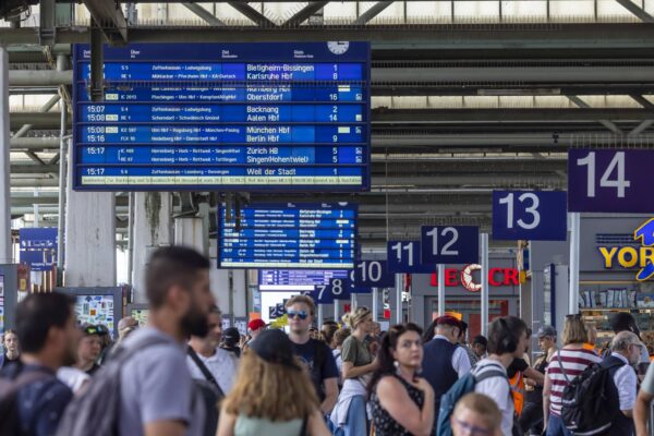 Hauptbahnhof Stuttgart. Viele Reisenden am Bahnsteig. // 18.08.2025: Stuttgart, Baden-Württemberg, Deutschland *** Stuttgart main station Many travelers on platform 18 08 2025 Stuttgart, Baden Württemberg, Germany Photo: IMAGO/Arnulf Hettrich/IMAGOSTOCK&PEOPLE