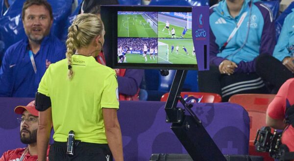 referee Tess Olofsson cancel the offside goal of Sandie Toletti 6 of France by checking the VAR in the football quarter-final UEFA Women EURO 2025 match FRANCE - GERMANY 5-6 n.E. 1-1 after 120min in Season 2025/2026 at July 19, 2025 in St. Jakob-Park Basel , Switzerland. Photo: IMAGO/IMAGOSPORT