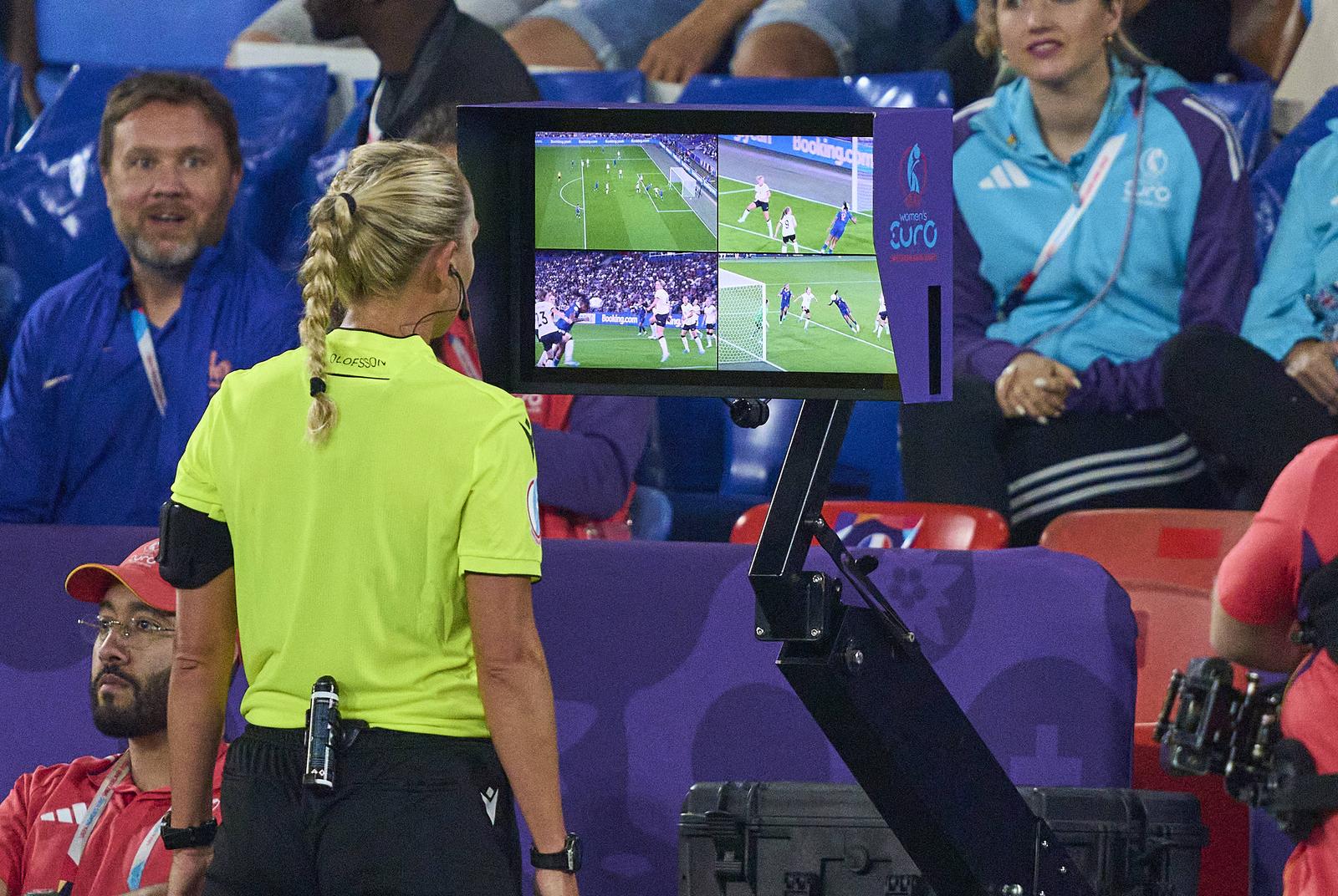 referee Tess Olofsson cancel the offside goal of Sandie Toletti 6 of France by checking the VAR in the football quarter-final UEFA Women EURO 2025 match FRANCE - GERMANY 5-6 n.E. 1-1 after 120min in Season 2025/2026 at July 19, 2025 in St. Jakob-Park Basel , Switzerland. Photo: IMAGO/IMAGOSPORT