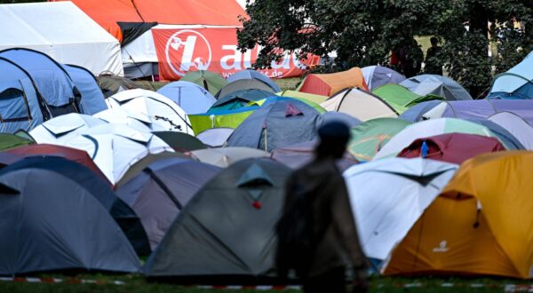 Frankfurt am Main System Change Camp in Frankfurt am Main Teilnehmer haben im Camp Zelte aufgebaut. Zu den Mitveranstaltern des System Change Camps im Frankfurter Grüneburgpark zählt unter anderem eine Initiative für Klimaschutz, 21.08.2025 *** Frankfurt am Main System Change Camp in Frankfurt am Main Participants set up tents at the camp The co-organizers of the System Change Camp in Frankfurts Grüneburgpark include an initiative for climate protection, 21 08 2025 Copyright: xEibner-Pressefoto/FlorianxWiegandx EP_FWD Photo: IMAGO/Eibner-Pressefoto/Florian Wiegand/IMAGOSTOCK&PEOPLE