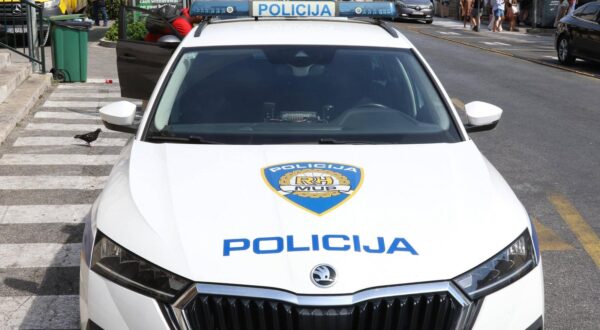 21.08.2025, Dubrovnik, CRO, Unterwegs in Croatien, Themenbild, Symbolbild, Verschiedene Themenbilder, Reisefeature, Reiseimpressionen, im Bild Policija, Polizei, Kroatische Polizei in Dubrovnik, Dienstwagen, Polizeiauto, Croatia, Kroatien, *** 21 08 2025, Dubrovnik, CRO, On the road in Croatia, theme picture, symbol picture, various theme pictures, travel feature, travel impressions, in the picture Policija, police, Croatian police in Dubrovnik, police car, Croatia, Croatia, Photo: IMAGO/Daniel Scharinger/IMAGOSTOCK&PEOPLE