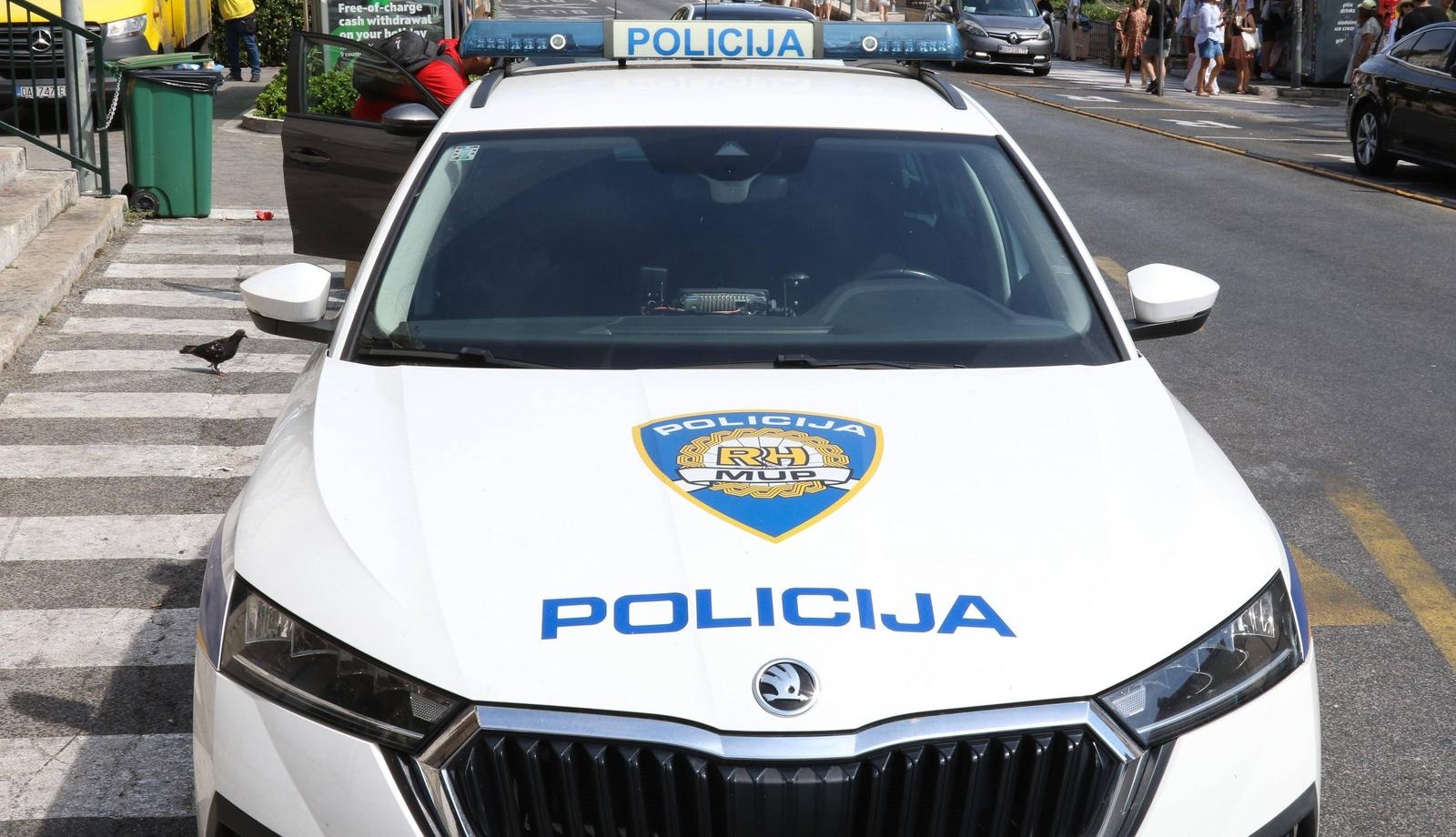 21.08.2025, Dubrovnik, CRO, Unterwegs in Croatien, Themenbild, Symbolbild, Verschiedene Themenbilder, Reisefeature, Reiseimpressionen, im Bild Policija, Polizei, Kroatische Polizei in Dubrovnik, Dienstwagen, Polizeiauto, Croatia, Kroatien, *** 21 08 2025, Dubrovnik, CRO, On the road in Croatia, theme picture, symbol picture, various theme pictures, travel feature, travel impressions, in the picture Policija, police, Croatian police in Dubrovnik, police car, Croatia, Croatia, Photo: IMAGO/Daniel Scharinger/IMAGOSTOCK&PEOPLE