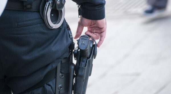 Düsseldorf 22.03.2025 Demo Demonstration Protestzug Motto Gemeinsam für Deutschland, Grenzkontrollen, keine Taurus, innere Sicherheit und gegen die Spaltung der Gesellschaft Polizei Polizisten BFE-Einheit Beweissicherungseinheit Festnahmeeinheit Einsatzhundertschaft Bereitschaftspolizei Polizeiausrüstung Polizeikleidung Dienstkleidung Uniform Fussstreife Pistole Waffe Walther P99 Automatik Dienstwaffe Schusswaffe Polizeidienstwaffe Polizeipistole Holster Handfesseln Handschellen Düsseldorf Nordrhein-Westfalen Deutschland *** Düsseldorf 22 03 2025 Demo Demonstration Protest march Slogan Together for Germany, border controls, no Taurus, internal security and against the division of society Police officers BFE unit Evidence unit Arrest u Photo: IMAGO/Michael Gstettenbauer/IMAGOSTOCK&PEOPLE
