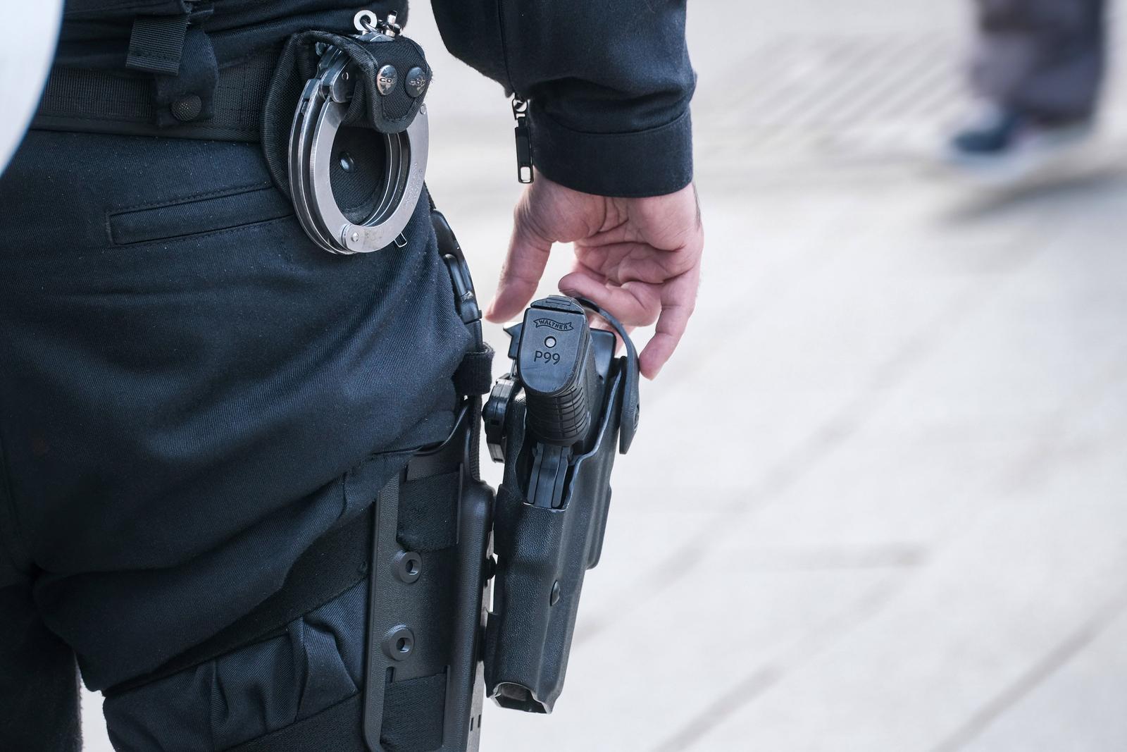 Düsseldorf 22.03.2025 Demo Demonstration Protestzug Motto Gemeinsam für Deutschland, Grenzkontrollen, keine Taurus, innere Sicherheit und gegen die Spaltung der Gesellschaft Polizei Polizisten BFE-Einheit Beweissicherungseinheit Festnahmeeinheit Einsatzhundertschaft Bereitschaftspolizei Polizeiausrüstung Polizeikleidung Dienstkleidung Uniform Fussstreife Pistole Waffe Walther P99 Automatik Dienstwaffe Schusswaffe Polizeidienstwaffe Polizeipistole Holster Handfesseln Handschellen Düsseldorf Nordrhein-Westfalen Deutschland *** Düsseldorf 22 03 2025 Demo Demonstration Protest march Slogan Together for Germany, border controls, no Taurus, internal security and against the division of society Police officers BFE unit Evidence unit Arrest u Photo: IMAGO/Michael Gstettenbauer/IMAGOSTOCK&PEOPLE