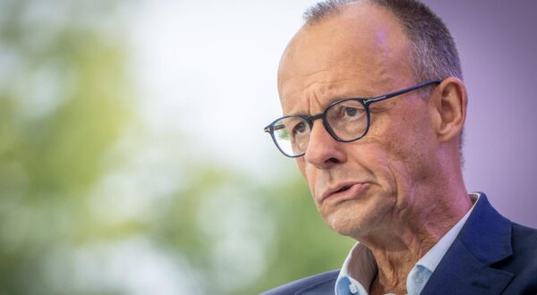 Bundeskanzler Friedrich Merz beim Tag der offenen Tür der Bundesregierung im Bundeskanzleramt - Bürgerdialog auf der BühneBundeskanzler Friedrich Merz beim Tag der offenen Tür der Bundesregierung im Bundeskanzleramt - Bürgerdialog auf der Bühne, Berlin Berlin Deutschland Bundeskanzleramt *** Federal Chancellor Friedrich Merz at the Open Day of the Federal Government in the Federal Chancellery Citizens Dialogue on stage Federal Chancellor Friedrich Merz at the Open Day of the Federal Government in the Federal Chancellery Citizens Dialogue on stage, Berlin Berlin Germany Federal Chancellery Photo: IMAGO/Chris Emil Janssen/IMAGOSTOCK&PEOPLE