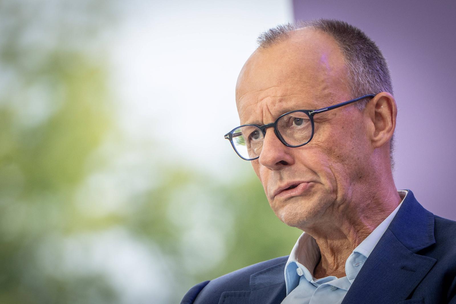 Bundeskanzler Friedrich Merz beim Tag der offenen Tür der Bundesregierung im Bundeskanzleramt - Bürgerdialog auf der BühneBundeskanzler Friedrich Merz beim Tag der offenen Tür der Bundesregierung im Bundeskanzleramt - Bürgerdialog auf der Bühne, Berlin Berlin Deutschland Bundeskanzleramt *** Federal Chancellor Friedrich Merz at the Open Day of the Federal Government in the Federal Chancellery Citizens Dialogue on stage Federal Chancellor Friedrich Merz at the Open Day of the Federal Government in the Federal Chancellery Citizens Dialogue on stage, Berlin Berlin Germany Federal Chancellery Photo: IMAGO/Chris Emil Janssen/IMAGOSTOCK&PEOPLE