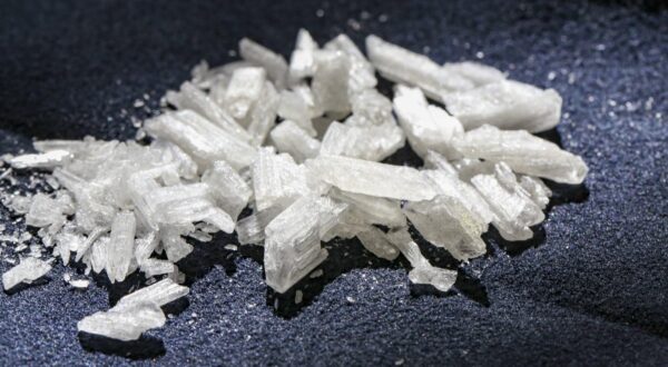 13.10.2012, Deutschland, auf dem Foto N-Methylamphetamin, auch Methamphetamin oder Metamfetamin genannt umgangssprachlich abgekürzt Meth oder Crystal, hier fotografiert an einem Standort einer Zollverwaltung *** 13 10 2012, Germany, in the photo N Methylamphetamine, also known as methamphetamine or metamfetamine, colloquially abbreviated to meth or crystal, photographed here at a customs administration site Photo: IMAGO/IMAGOSTOCK&PEOPLE