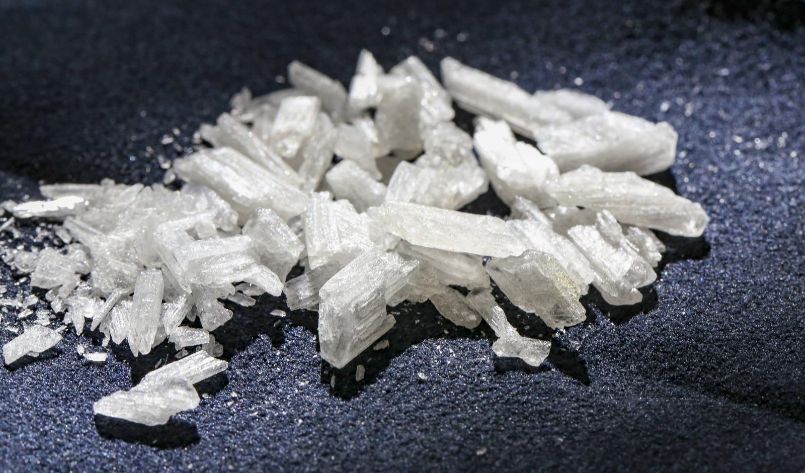 13.10.2012, Deutschland, auf dem Foto N-Methylamphetamin, auch Methamphetamin oder Metamfetamin genannt umgangssprachlich abgekürzt Meth oder Crystal, hier fotografiert an einem Standort einer Zollverwaltung *** 13 10 2012, Germany, in the photo N Methylamphetamine, also known as methamphetamine or metamfetamine, colloquially abbreviated to meth or crystal, photographed here at a customs administration site Photo: IMAGO/IMAGOSTOCK&PEOPLE