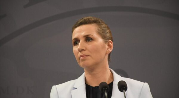 Copenhagen/Denmark./10 February 2022/Denamrk prime minister Ms.Mette Frederiksen holds joint press conference with her minister for defence on her lfet Morten Bodskov and on her right Jeppe Kofod miister for foreign affairns regarding Denmark and United States of America USA  security and defence cooperations press conference holds at Mirror hall at prime minmister oiffce building in danishc apital Copenhagen Denamrk. Photo..Francis Joseph Dean/Dean Pictures Photo: IMAGO/Francis Dean/Dean Pictures/IMAGOSTOCK&PEOPLE
