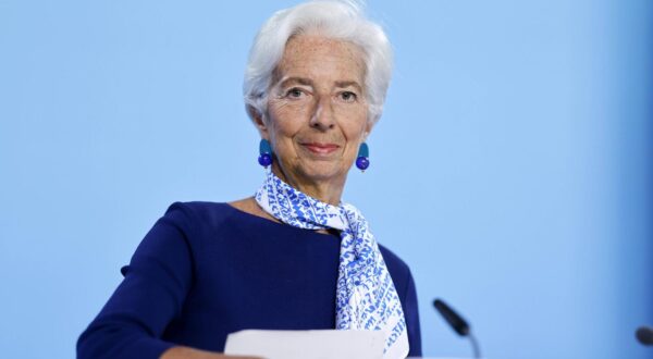 EZB-Präsidentin Christine Lagarde bei der Pressekonferenz der Europäischen Zentralbank in der EZB in Frankfurt. Die Europäische Zentralbank will zum ersten Mal seit sieben Senkungen keine weitere Zinssenkung durchführen und lässt die Zinsen im Euroraum unverändert bei 2 Prozent. Frankfurt am Main, 24.07.2025 Hessen Deutschland *** ECB President Christine Lagarde at the press conference of the European Central Bank at the ECB in Frankfurt For the first time in seven cuts, the European Central Bank does not intend to cut interest rates again and is leaving interest rates in the eurozone unchanged at 2 percent Frankfurt am Main, 24 07 2025 Hesse Germany Copyright: xChristophxHardtx Photo: IMAGO/Christoph Hardt/IMAGOSTOCK&PEOPLE