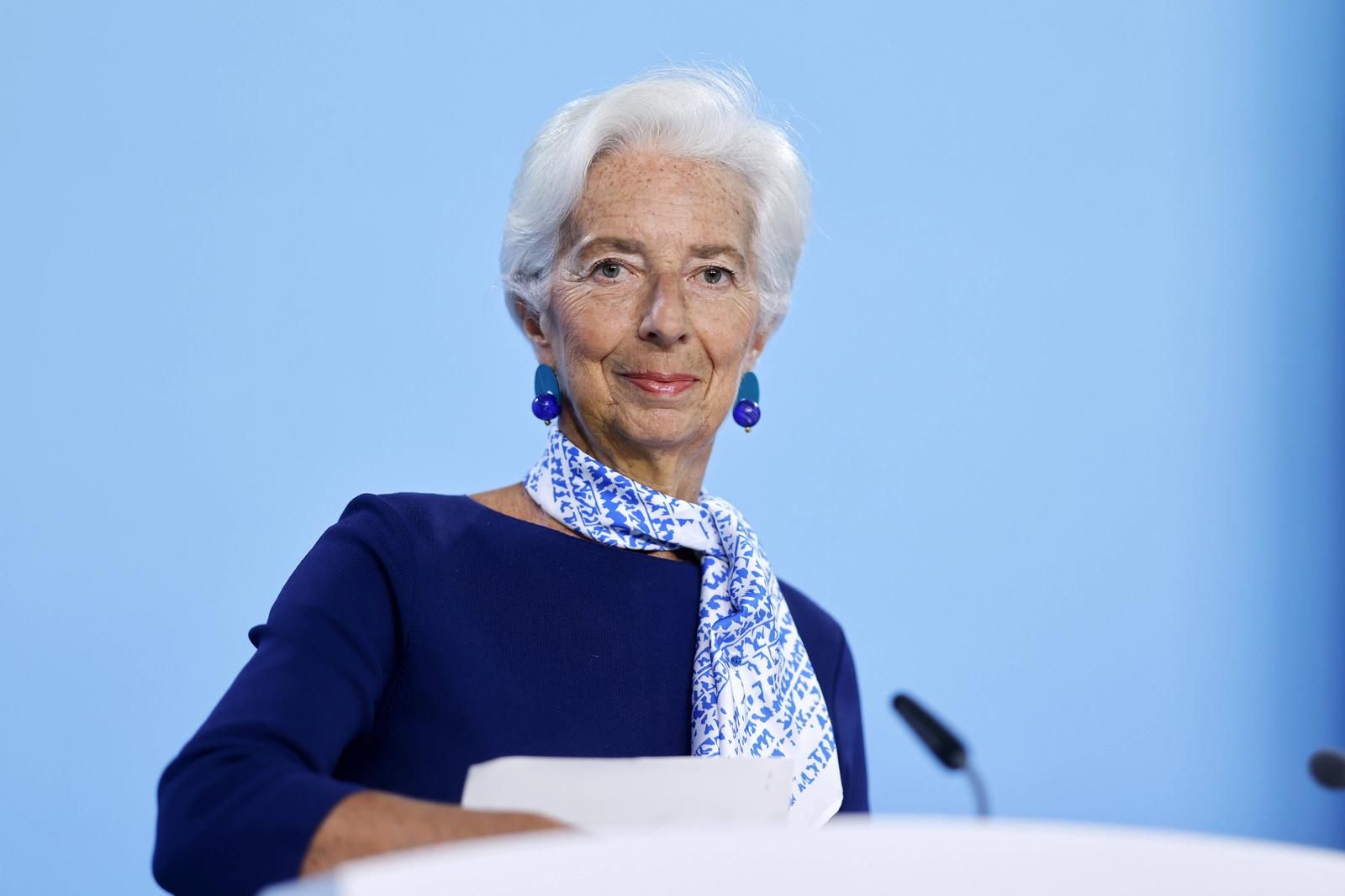 EZB-Präsidentin Christine Lagarde bei der Pressekonferenz der Europäischen Zentralbank in der EZB in Frankfurt. Die Europäische Zentralbank will zum ersten Mal seit sieben Senkungen keine weitere Zinssenkung durchführen und lässt die Zinsen im Euroraum unverändert bei 2 Prozent. Frankfurt am Main, 24.07.2025 Hessen Deutschland *** ECB President Christine Lagarde at the press conference of the European Central Bank at the ECB in Frankfurt For the first time in seven cuts, the European Central Bank does not intend to cut interest rates again and is leaving interest rates in the eurozone unchanged at 2 percent Frankfurt am Main, 24 07 2025 Hesse Germany Copyright: xChristophxHardtx Photo: IMAGO/Christoph Hardt/IMAGOSTOCK&PEOPLE