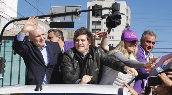 President Javier Milei participated in the election campaign. President Javier Milei participated in a motorcade organized by La Libertad Avanza LLA, accompanied by JosÃ Luis Espert and Karina Milei. On September 7, elections will be held for provincial legislators, councilors, and school board members in the province of Buenos Aires. National elections will be held on October 26 to elect deputies and senators. Lomas de Zamora Argentina Copyright: xImagoxImages/EstebanxOsoriox EstebanOsorio-0515 Photo: IMAGO/Esteban Osorio/IMAGOSTOCK&PEOPLE