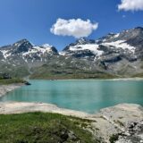 Bernina Express fährt am Lago Bianco entlang, Bernina Pass, Schweiz *** Bernina Express runs along Lago Bianco, Bernina Pass, Switzerland Photo: IMAGO/UWE KRAFT/IMAGOSTOCK&PEOPLE