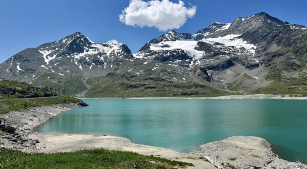 Bernina Express fährt am Lago Bianco entlang, Bernina Pass, Schweiz *** Bernina Express runs along Lago Bianco, Bernina Pass, Switzerland Photo: IMAGO/UWE KRAFT/IMAGOSTOCK&PEOPLE